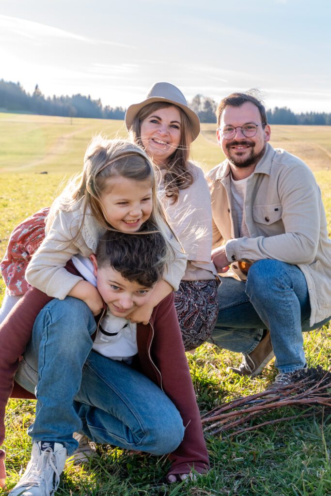 Carografie Familienfotos im Grünen mit einer glücklichen Familie