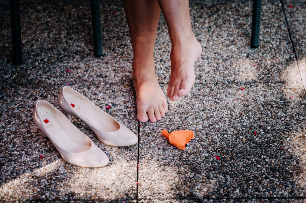 Foto von Carografie bei einer Hochzeit wo eine Frau ihre Schuhe ausgezogen hat