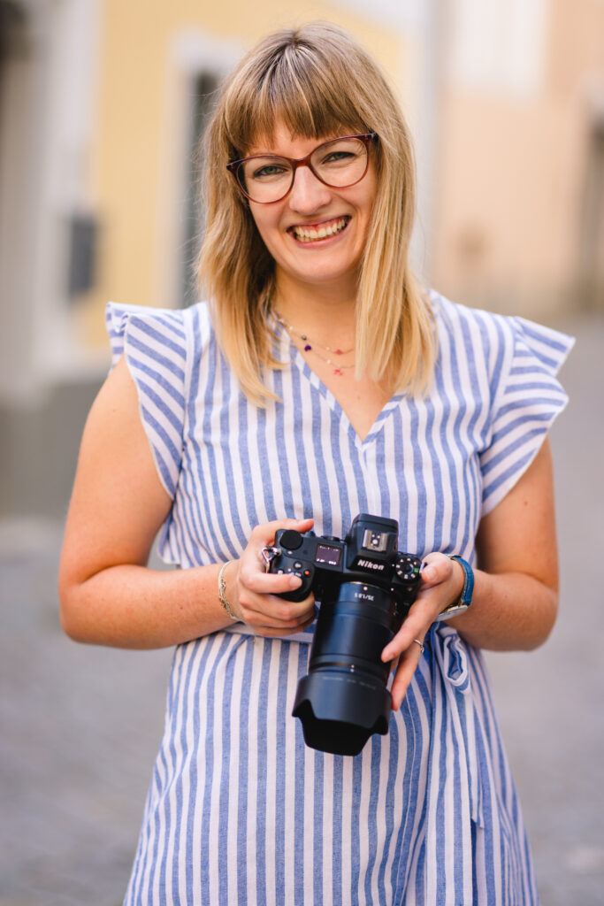 Caroline Nagl als Fotografin mit der Kamera