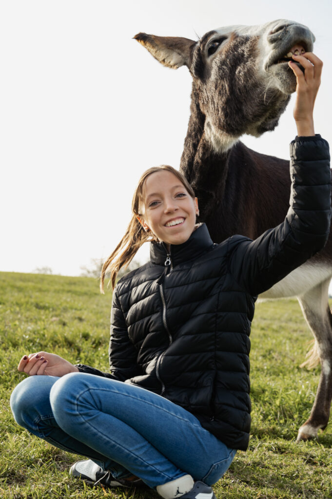 Mädchen mit Esel bei einem Fotoshooting